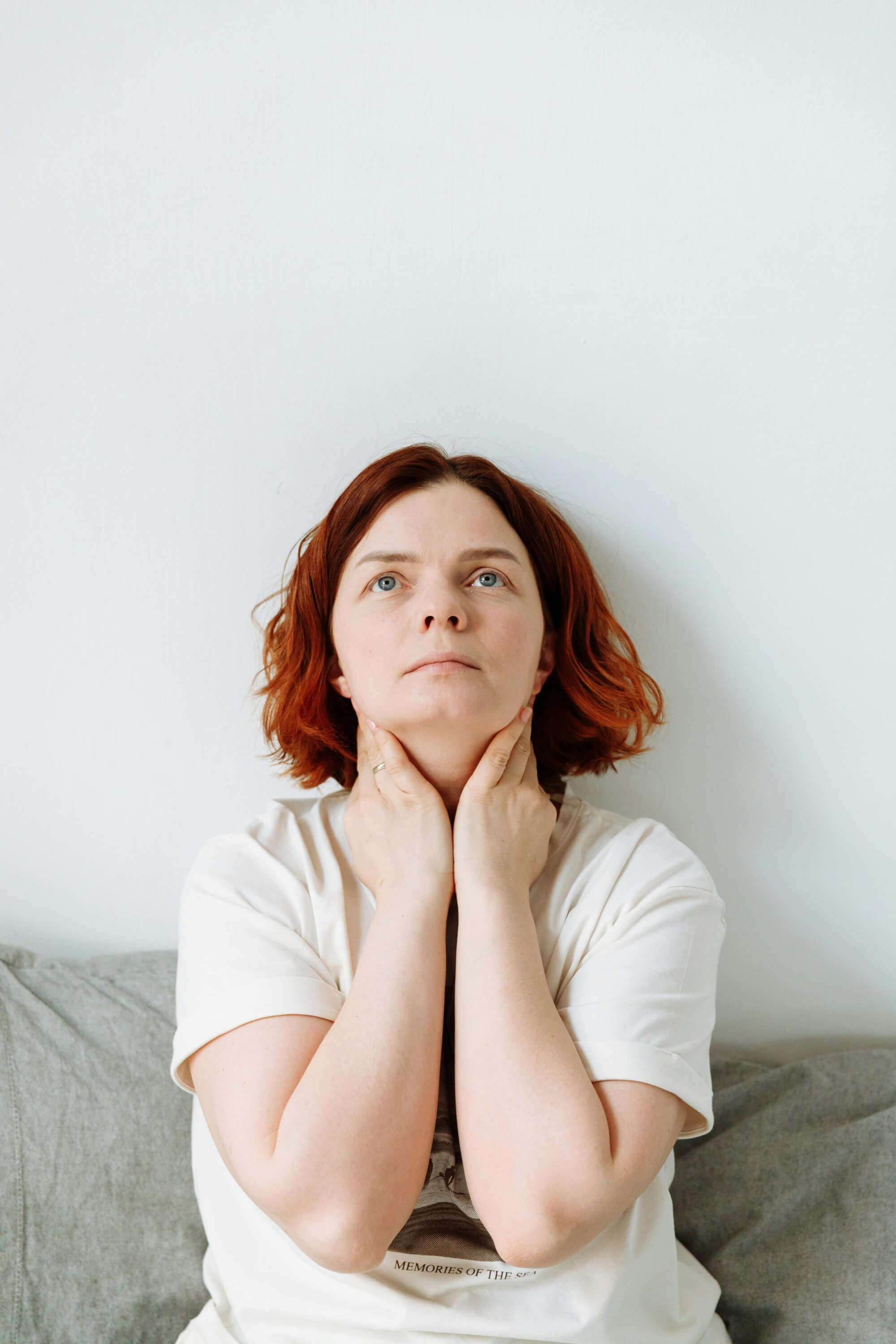  Anxious woman experiencing tension and fatigue, aligned with Hana Zawodny’s stress relief, burnout recovery, and menopause support services in Brisbane.