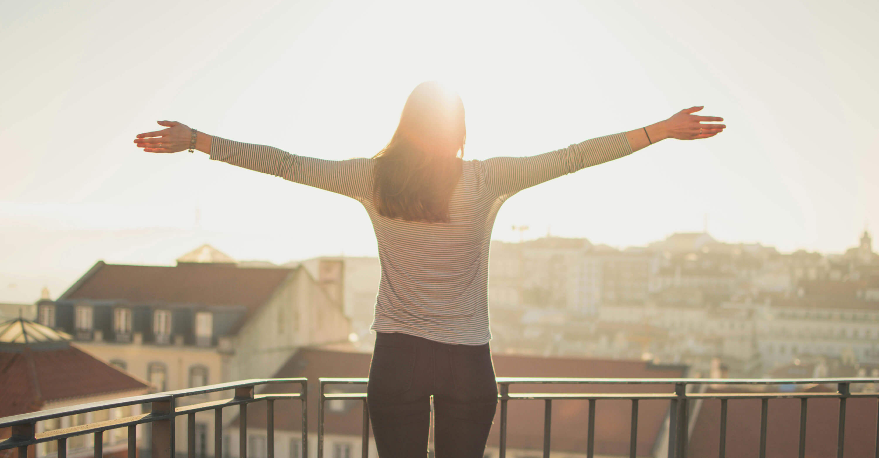  Empowered woman embracing the sun, representing stress relief, burnout recovery, and renewed energy with Hana Zawodny, Brisbane hypnotherapist and menopause coach.