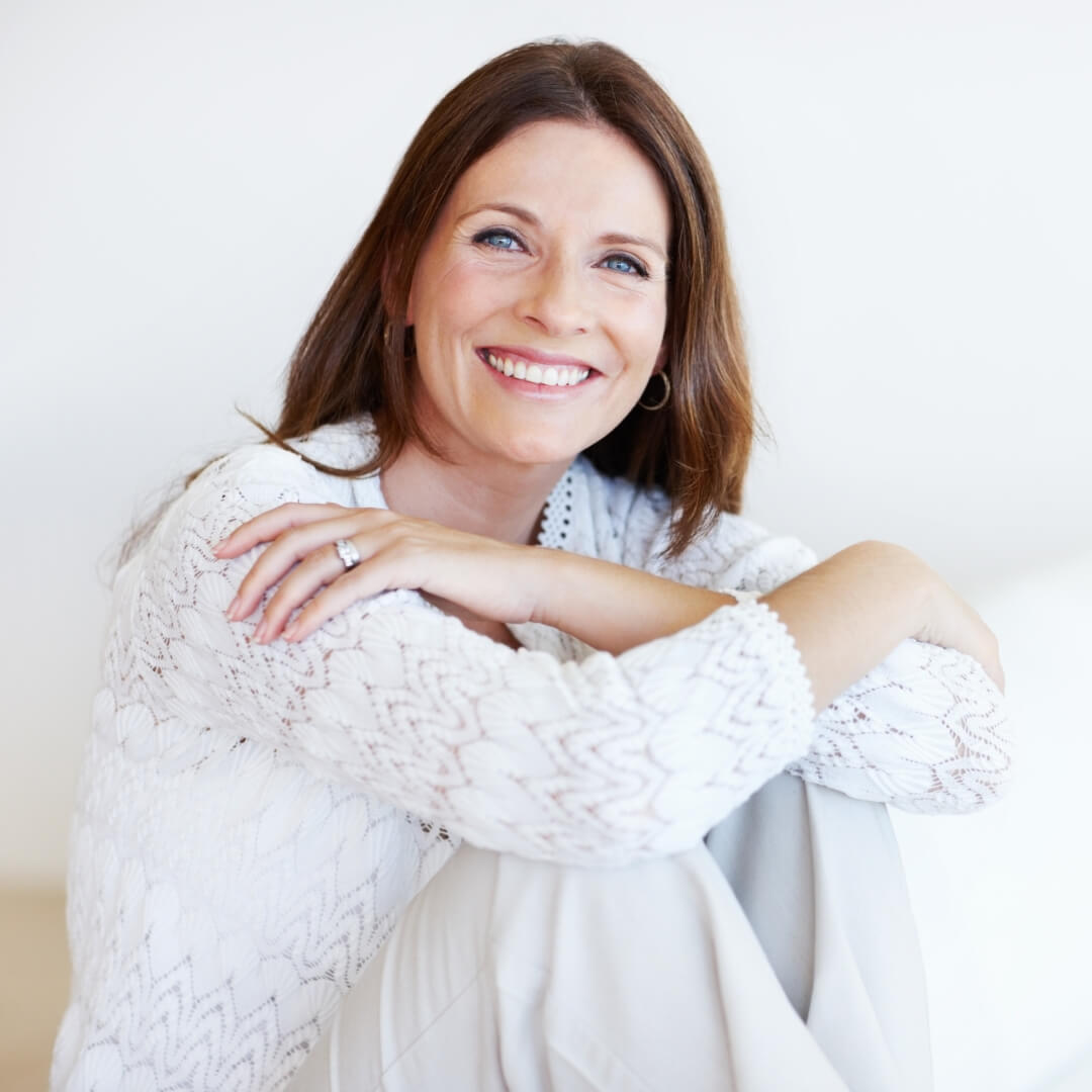  Empowered woman in light clothing, representing confidence, emotional balance, and unshakeable boundaries with support from Brisbane hypnotherapist and menopause coach Hana Zawodny.