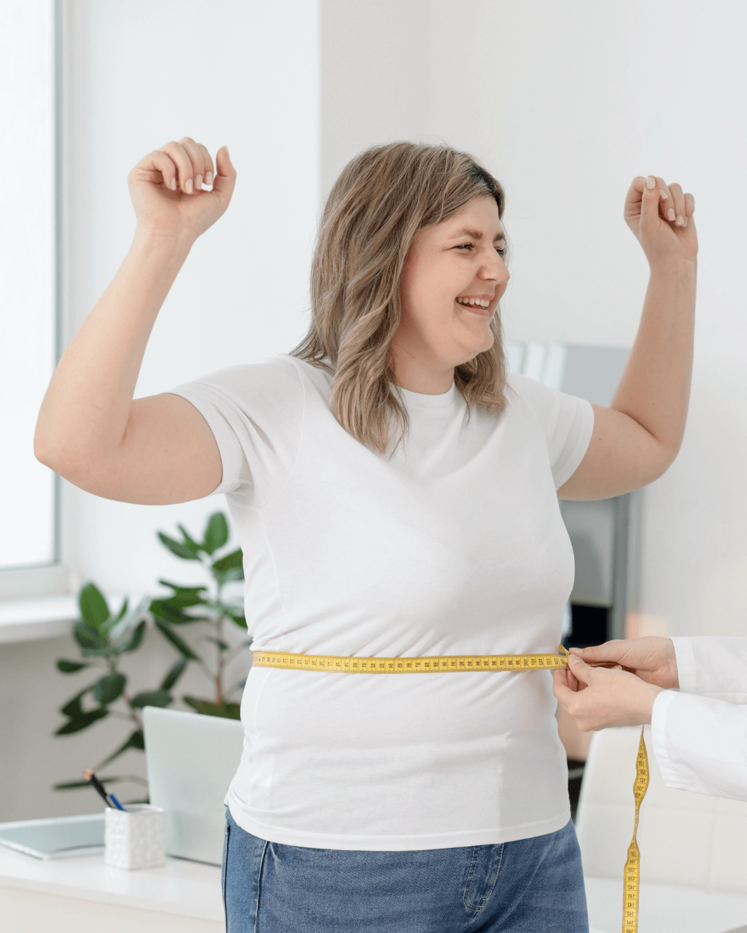  Woman celebrating positive body change, representing emotional eating and weight support through hypnotherapy
