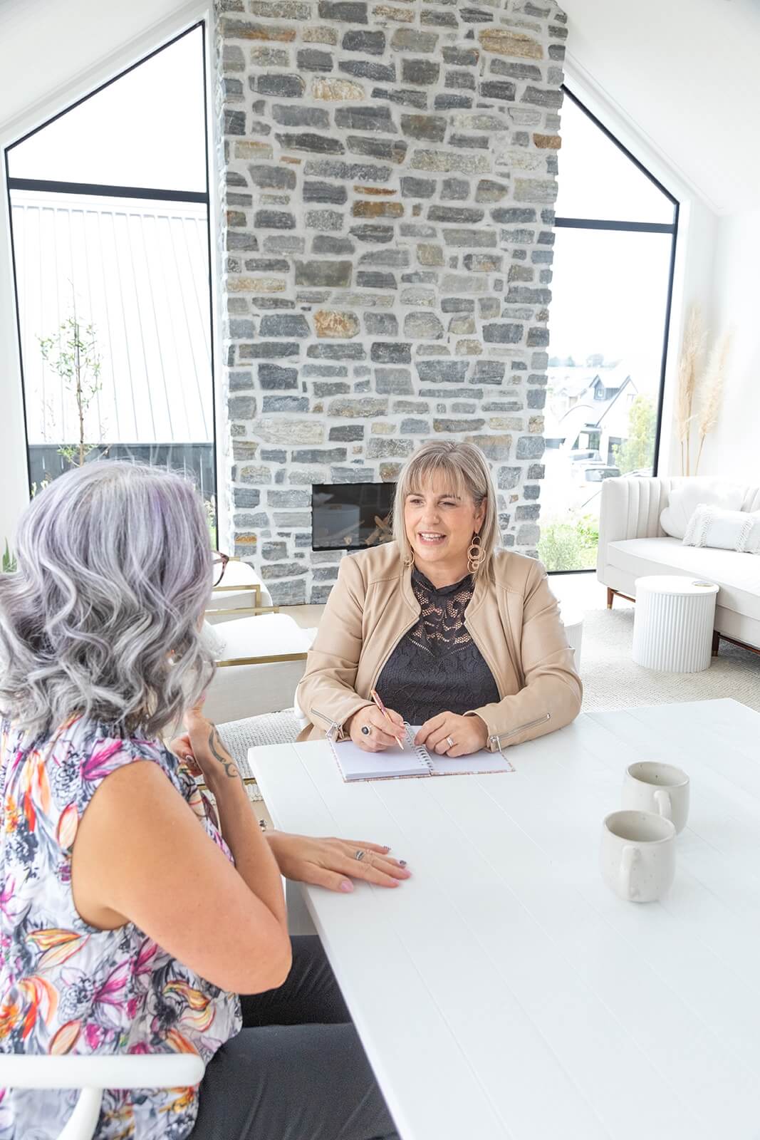  Hypnotherapy session in progress, providing calm, supportive guidance for emotional regulation and nervous system recovery.